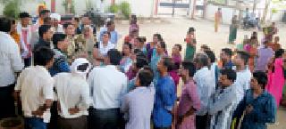 Angry women took the Gram Sabha in the Ashti police station | संतप्त महिलांनी घेतली आष्टी पोलीस ठाण्यातच ग्रामसभा Angry women took the Gram Sabha in the Ashti police station | संतप्त महिलांनी घेतली आष्टी पोलीस ठाण्यातच ग्रामसभा