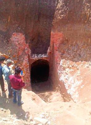 Remnants of an antique house found in digging a well | विहीर खोदताना आढळले पुरातन घराचे अवशेष