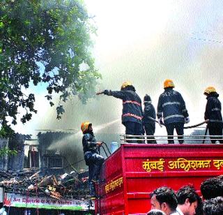 Four fireworks fire | विक्रोळीत चार दुकानांना आग Four fireworks fire | विक्रोळीत चार दुकानांना आग