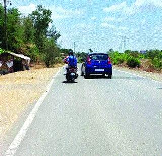 Accident due to obstacles on the Karjat-Kalyan road! | कर्जत-कल्याण मार्गावर गतिरोधकांमुळे अपघात!