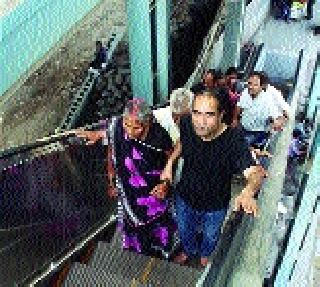 Lifts on the Central Railway | मध्य रेल्वेवर लिफ्ट, सरकत्या जिन्यांचा वर्षाव Lifts on the Central Railway | मध्य रेल्वेवर लिफ्ट, सरकत्या जिन्यांचा वर्षाव