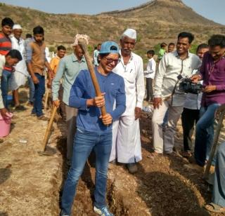 During the Shramdan, the song sung in the Shivarshan | शिवारात श्रमदान करताना शानने गायलं गाणं During the Shramdan, the song sung in the Shivarshan | शिवारात श्रमदान करताना शानने गायलं गाणं