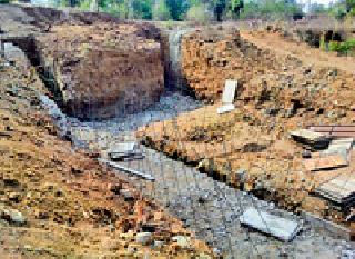 The villagers stopped the work of the tomb | गावकऱ्यांनी थांबविले बंधाऱ्याचे काम