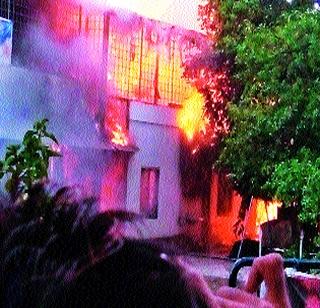 Fire in the firecracker godown fire | दौंडला फटाक्याच्या गोडाऊनला आग Fire in the firecracker godown fire | दौंडला फटाक्याच्या गोडाऊनला आग