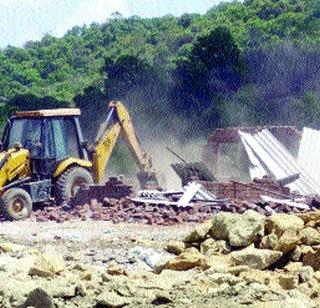 Action on three dangerous buildings | तीन धोकादायक इमारतींवर कारवाई