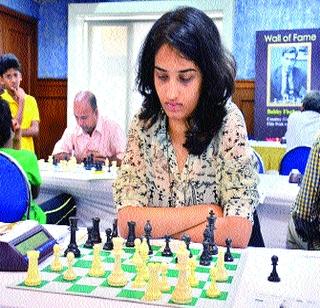 Supariya's grandmaster push Vishnu | सुप्रियाचा ग्रँडमास्टर विष्णूला धक्का Supariya's grandmaster push Vishnu | सुप्रियाचा ग्रँडमास्टर विष्णूला धक्का