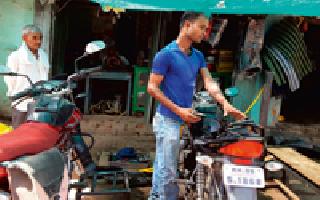 Thattoli Service Center at the village of Kati Mat on the unemployment | बेरोजगारीवर केली मात, गावात थाटले सर्व्हिस सेंटर Thattoli Service Center at the village of Kati Mat on the unemployment | बेरोजगारीवर केली मात, गावात थाटले सर्व्हिस सेंटर