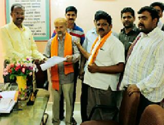 Youth's request for problems in Brahmapuri | ब्रह्मपुरीतील समस्यांबाबत युवकांचे निवेदन Youth's request for problems in Brahmapuri | ब्रह्मपुरीतील समस्यांबाबत युवकांचे निवेदन