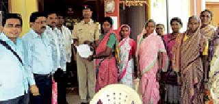 Women asked for sale of liquor | महिलांनी मागितली दारू विक्रीची परवानगी Women asked for sale of liquor | महिलांनी मागितली दारू विक्रीची परवानगी