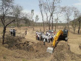 Dissemination of Wastes from People's Community | लोकसहभागातून पाझरतलावाची दुरूस्ती Dissemination of Wastes from People's Community | लोकसहभागातून पाझरतलावाची दुरूस्ती