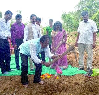 Trench digs to thirst for the tribals | आदिवासींची तहान भागवण्यासाठी तलाव खणला