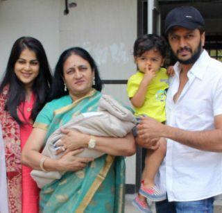 Riteish, Genelia reached home with a new guest | रितेश, जेनेलिया नव्या पाहुण्याला घेऊन घरी पोहोचले Riteish, Genelia reached home with a new guest | रितेश, जेनेलिया नव्या पाहुण्याला घेऊन घरी पोहोचले