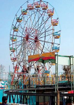 Unauthorized occupation of 'Ananda Mela' on railway tracks | ‘आनंद मेळा’चा रेल्वेच्या जागेवर अनधिकृत कब्जा