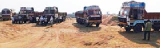 Six trucks and two Pokaland seized | सहा ट्रक व दोन पोकलँड जप्त Six trucks and two Pokaland seized | सहा ट्रक व दोन पोकलँड जप्त