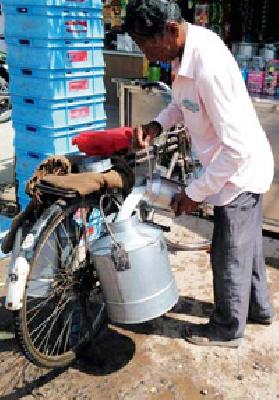 'Pakta' adulteration in 'Chandni Milk' | चंदीच्या दुधात ‘पाकिटाची’ भेसळ