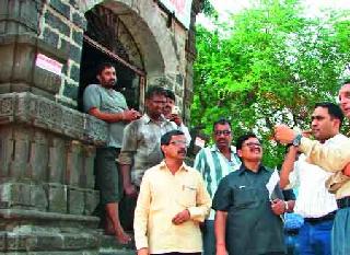 Inspector of the Sarkarwada Commissioner | सरकारवाड्याची आयुक्तांकडून पाहणी Inspector of the Sarkarwada Commissioner | सरकारवाड्याची आयुक्तांकडून पाहणी