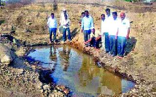Water foil found in the building | बंधारा खोलीकरणाच्या कामात सापडला पाण्याचा झरा