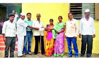 Apangala got the support | अपंगाला मिळाला आधार