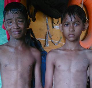 Rescued children survived on Axa Beach | आक्सा बीचवर बुडणा-या मुलांना जीवरक्षकांनी वाचवले Rescued children survived on Axa Beach | आक्सा बीचवर बुडणा-या मुलांना जीवरक्षकांनी वाचवले