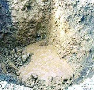 Water ponds in the river dhivede for tribals | आदिवासींसाठी जलमित्रांनी खोदले नदीत खड्डे Water ponds in the river dhivede for tribals | आदिवासींसाठी जलमित्रांनी खोदले नदीत खड्डे