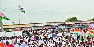 Stop the way to the Pimpalwadi route | कांदाप्रश्नी पिंपळगावी रास्ता रोको Stop the way to the Pimpalwadi route | कांदाप्रश्नी पिंपळगावी रास्ता रोको