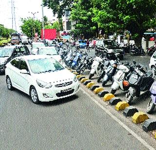 Road lost in vehicles | वाहनांमध्ये हरवला रस्ता Road lost in vehicles | वाहनांमध्ये हरवला रस्ता