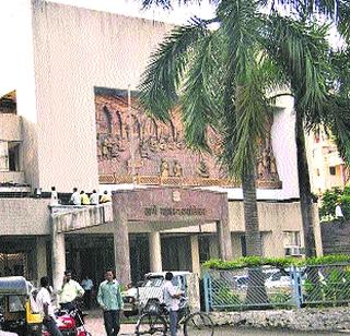 Take action against municipal assistant commissioner | पालिका सहायक आयुक्तांवर कारवाई करा Take action against municipal assistant commissioner | पालिका सहायक आयुक्तांवर कारवाई करा