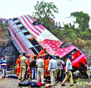 17 killed in accident in accident | एक्स्प्रेस-वेवर अपघातात १७ ठार 17 killed in accident in accident | एक्स्प्रेस-वेवर अपघातात १७ ठार