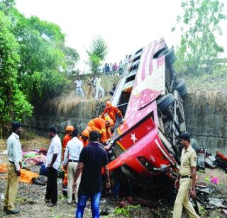Spread it on three generations in time | तीन पिढ्यांवर काळाने घातला घाला Spread it on three generations in time | तीन पिढ्यांवर काळाने घातला घाला