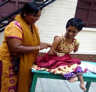 She has done without the feet and feet! | हाता-पायांविना तिने केली कमाल ! She has done without the feet and feet! | हाता-पायांविना तिने केली कमाल !