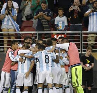 Copa América - Argentina beat Chile 2-1 without Messi | कोपा अमेरिका - मेसी शिवाय अर्जेंटिनाचा चिलीवर २-१ ने विजय Copa América - Argentina beat Chile 2-1 without Messi | कोपा अमेरिका - मेसी शिवाय अर्जेंटिनाचा चिलीवर २-१ ने विजय