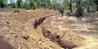 Charcoal excavation for ground water | भूगर्भातील पाण्यासाठी चरांचे खोदकाम