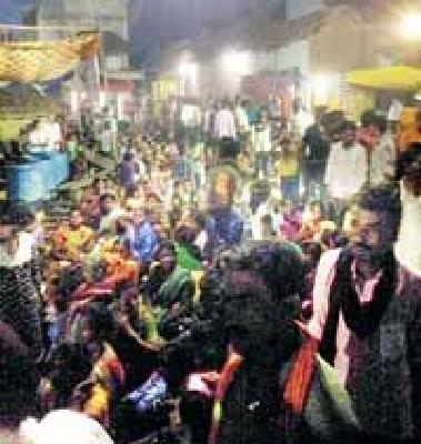 Jansagar for medicines: | औषधीसाठी उसळला जनसागर :