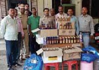 Caught the liquor from the foreigners | परराज्यातून आणलेल्या दारूचा साठा पकडला Caught the liquor from the foreigners | परराज्यातून आणलेल्या दारूचा साठा पकडला