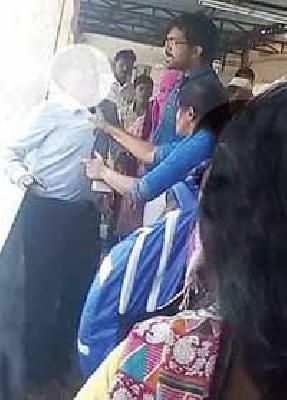 'Medical' teacher chopped off | ‘मेडिकल’च्या प्राध्यापकाला विद्यार्थिनींचा चोप