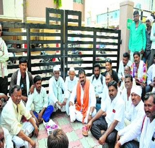 Panchayat committee entrance door locked by the member! | पंचायत समितीच्या प्रवेशद्वाराला सदस्याने ठोकले कुलूप!