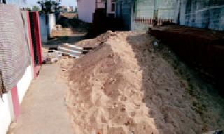 Road blocked roads, obstacles in traffic | रस्त्यावर रेती, रहदारीला अडथळा