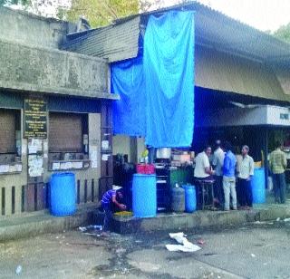 Illegal sketches in parallel streets | समांतर रस्त्यालगत बेकायदा टपऱ्या