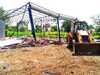 Six unauthorized shed rocks | सहा अनधिकृत शेड जमीनदोस्त