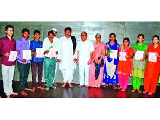 Dnyaneshwari's reading should be at the right age | ज्ञानेश्वरीचे पठण योग्य वयात व्हावे