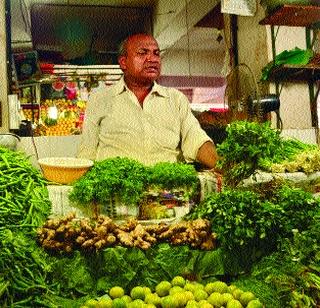 Vegetables reached by hundredths | भाज्यांनी गाठली शंभरी