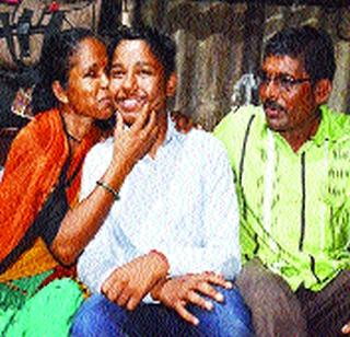 By breaking the dark of poverty, he reached the top of the achievement | दारिद्र्याचा अंधार भेदून त्याने गाठला यशाचा सोपान