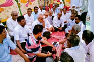 The process of debt relief started with the fury of fast | उपोषणाच्या धसक्याने कर्जवाटप प्रक्रिया सुरू The process of debt relief started with the fury of fast | उपोषणाच्या धसक्याने कर्जवाटप प्रक्रिया सुरू