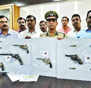 Arresters who illegally sell weapons | बेकायदेशीरपणे शस्त्र विकणाऱ्यास अटक Arresters who illegally sell weapons | बेकायदेशीरपणे शस्त्र विकणाऱ्यास अटक