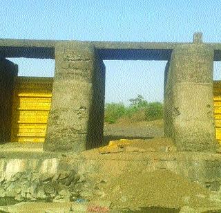The seven dams on the pinnacle have collapsed | पिंजाळवरील सात बंधारे पडले कोरडेठाक The seven dams on the pinnacle have collapsed | पिंजाळवरील सात बंधारे पडले कोरडेठाक