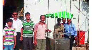 The handgun got a handkerchief | वर्गणीतून अपंगाला मिळाली हातगाडी