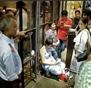 Gangrape on a young woman in a moving car again in Delhi | दिल्लीत पुन्हा चालत्या गाडीत तरुणीवर गँगरेप Gangrape on a young woman in a moving car again in Delhi | दिल्लीत पुन्हा चालत्या गाडीत तरुणीवर गँगरेप