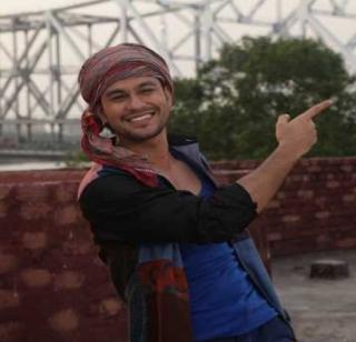 Actor Kunal Khemlu | अभिनेता कुणाल खेमूवर दगडफेक Actor Kunal Khemlu | अभिनेता कुणाल खेमूवर दगडफेक