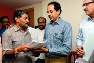 Talk with Uddhav Thackeray on the issue of workers | कामगारांच्या प्रश्नावर उध्दव ठाकरेंशी चर्चा Talk with Uddhav Thackeray on the issue of workers | कामगारांच्या प्रश्नावर उध्दव ठाकरेंशी चर्चा