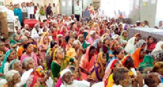 Old crowd of people, 10 Talathi missing | वृद्धांची गर्दी, १० तलाठी गायब Old crowd of people, 10 Talathi missing | वृद्धांची गर्दी, १० तलाठी गायब